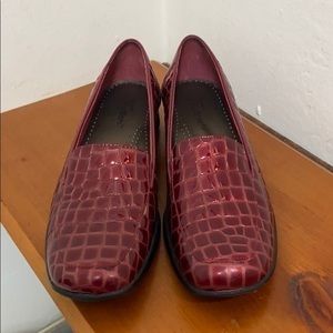 Trotters like new textured crocodile leather loafers slip on shoes